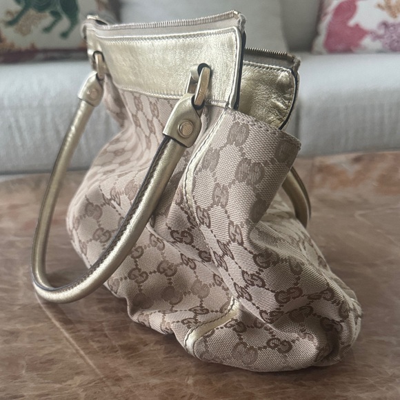Authentic Gucci handbag with gold leather and hardware - Picture 2 of 4